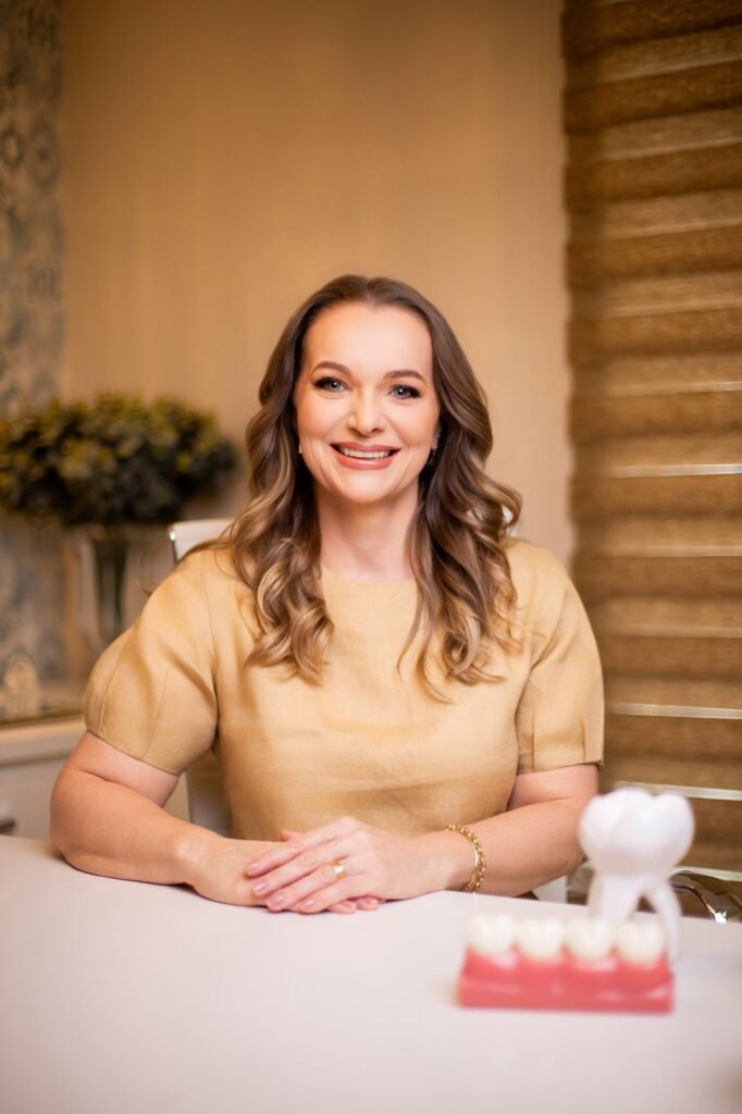 Dentista em Ji-Paraná,Dra. Camila Dalla Martha especialista em Endodontia e Estética Dental