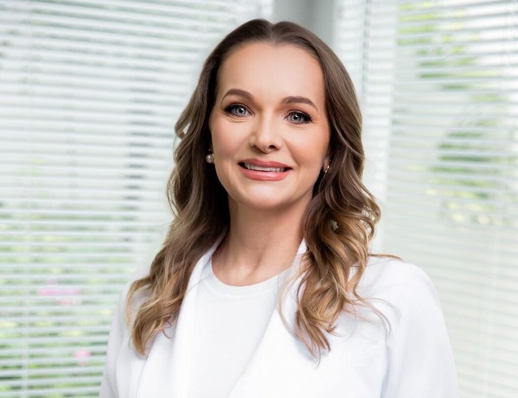 Dra. Camila Dalla Martha realizando atendimento odontológico em Ji-Paraná