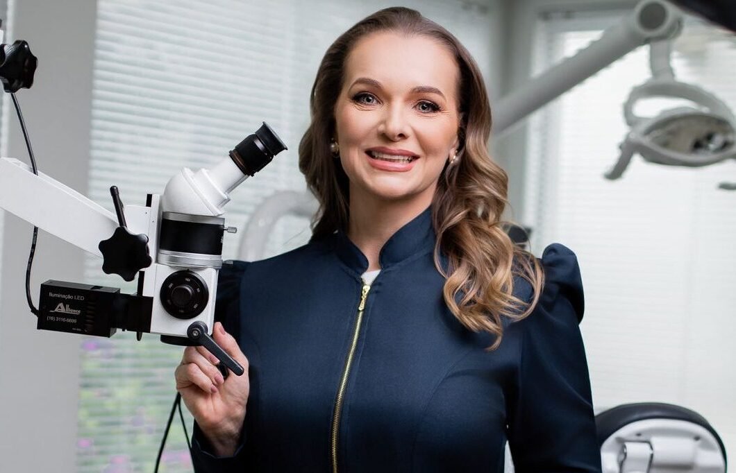 Dra. Camila Dalla Martha realizando tratamento odontológico em Ji-Paraná