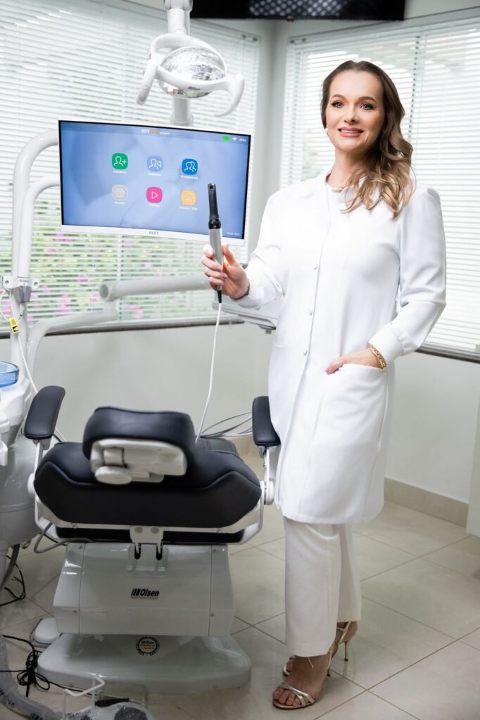 Dra. Camila Dalla Martha utilizando o Skycam odontológico em Ji-Paraná