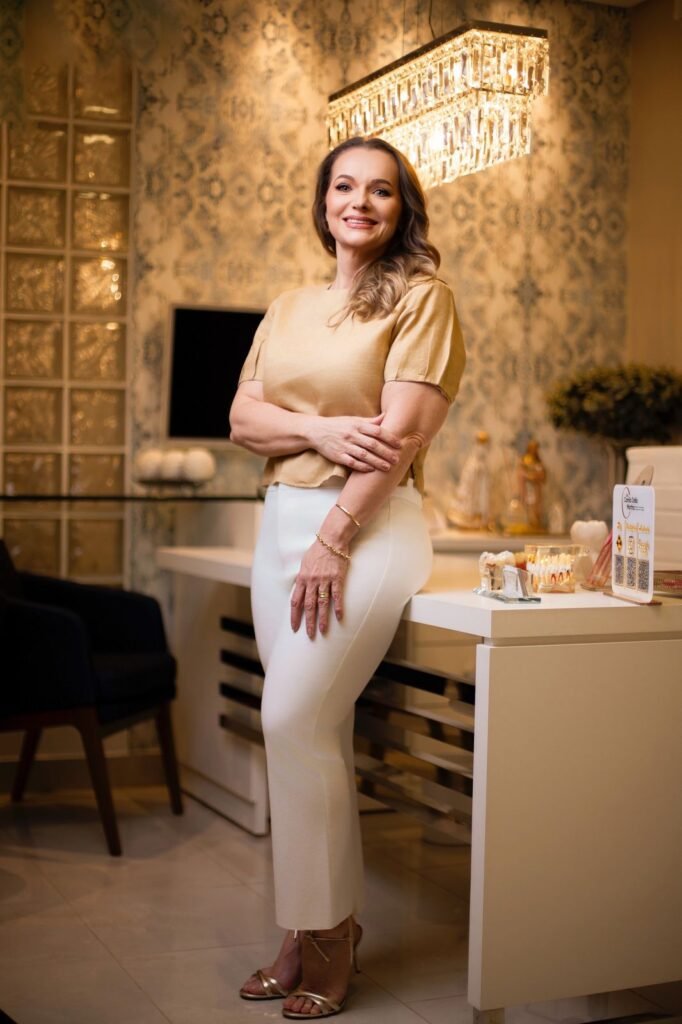 Dentista em Ji-Paraná Dra Camila Dalla Martha na clínica odontológica.