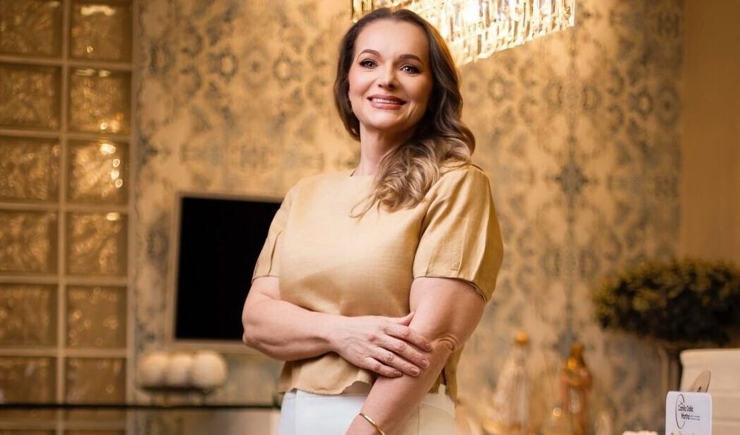 Dentista em Ji-Paraná Dra Camila Dalla Martha na clínica odontológica.