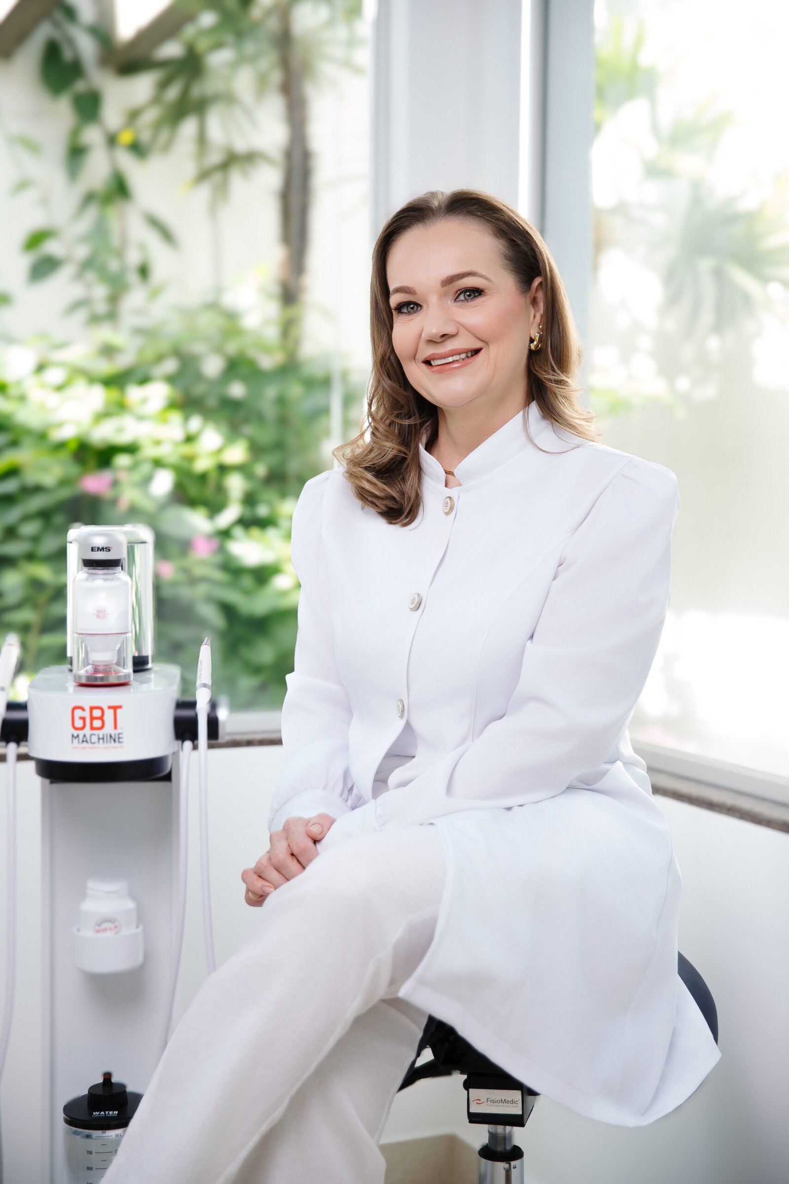 Dra Camila utiliza airflow para fazer limpeza dental